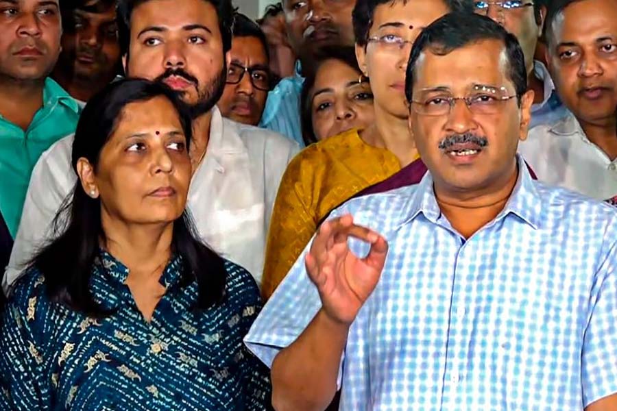 Who is Sunita Kejriwal ex IRS officer and wife of Delhi CM Arvind Kejriwal 