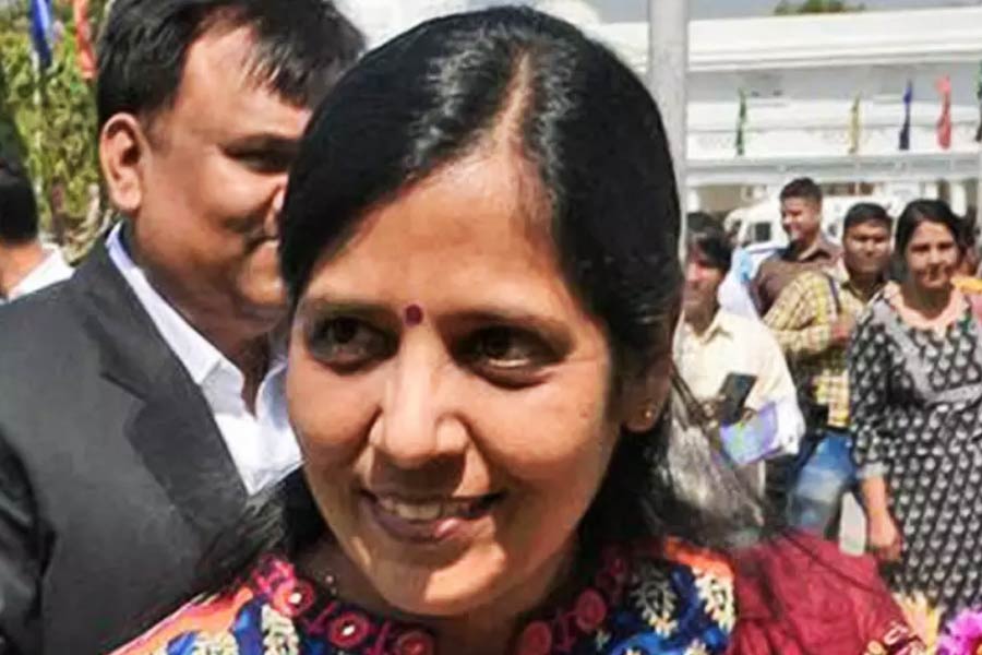 Who is Sunita Kejriwal ex IRS officer and wife of Delhi CM Arvind Kejriwal 