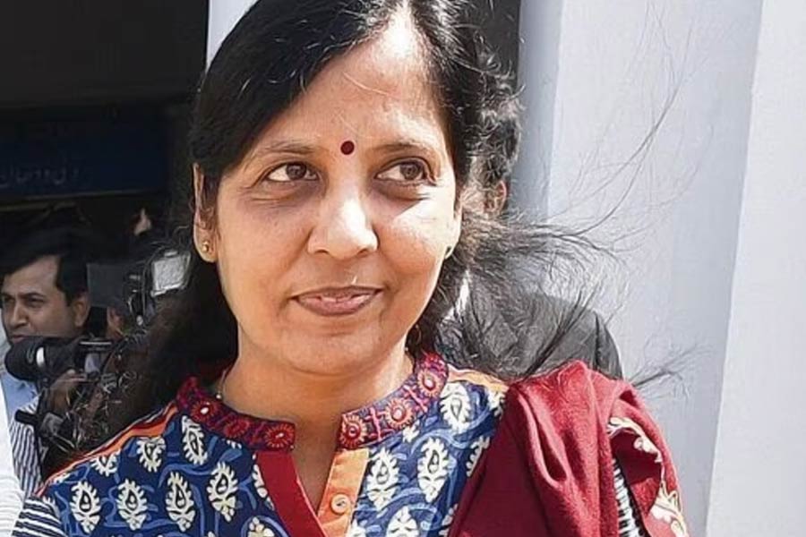 Who is Sunita Kejriwal ex IRS officer and wife of Delhi CM Arvind Kejriwal 