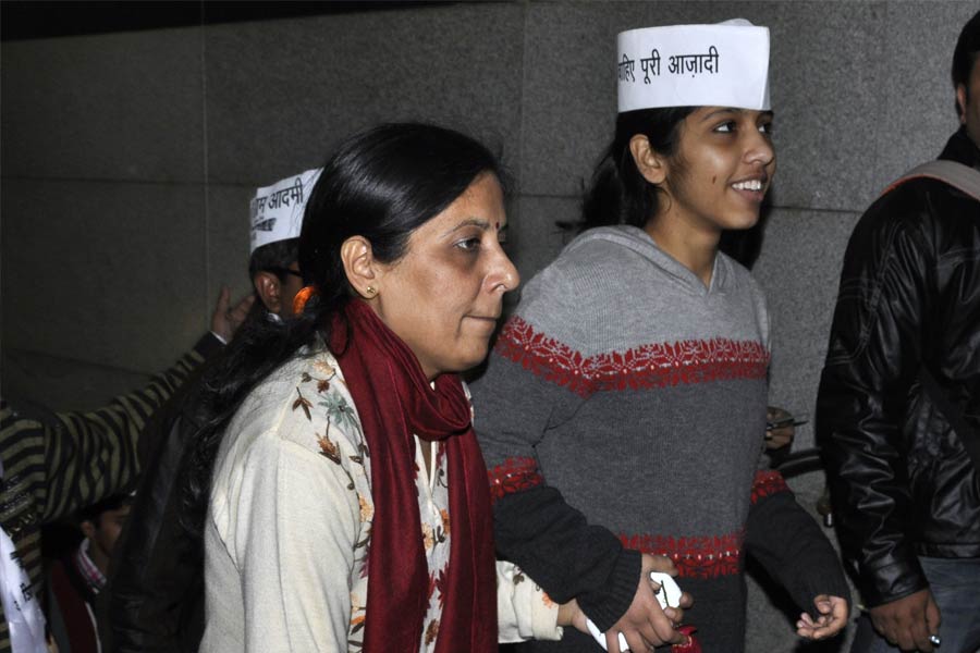 Who is Sunita Kejriwal ex IRS officer and wife of Delhi CM Arvind Kejriwal 