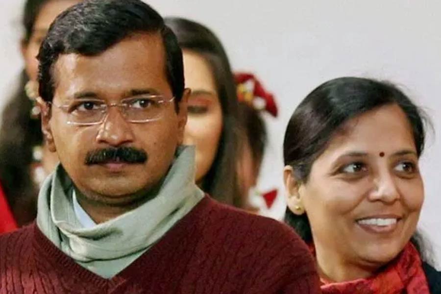 Who is Sunita Kejriwal ex IRS officer and wife of Delhi CM Arvind Kejriwal 