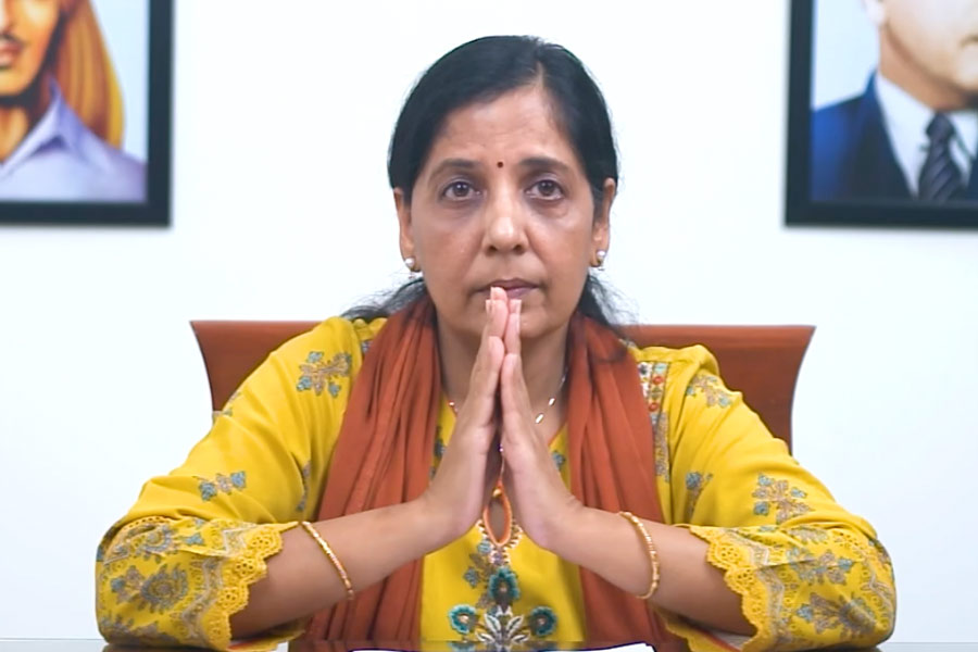 Who is Sunita Kejriwal ex IRS officer and wife of Delhi CM Arvind Kejriwal 