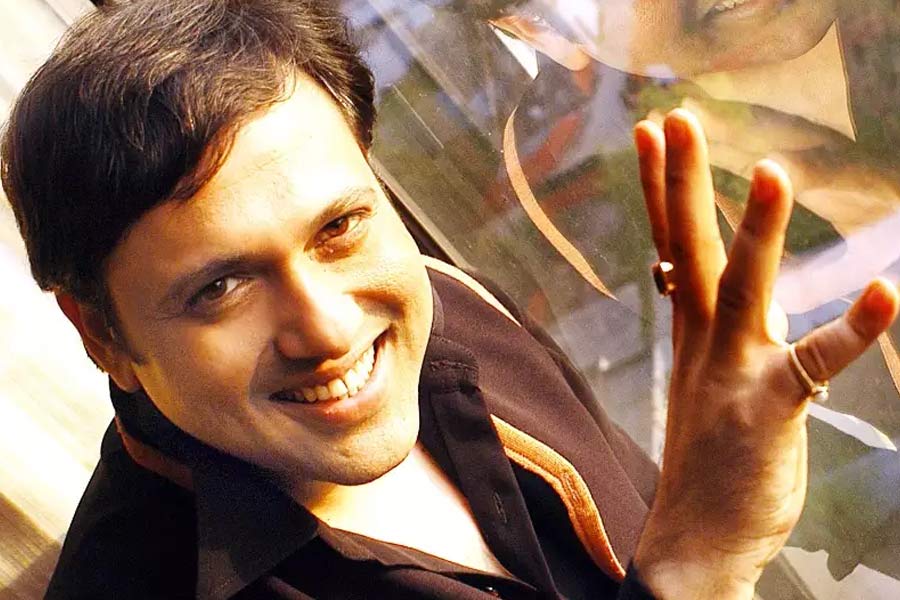 নব্বইয়ের দশকে কৌতুকাভিনেতা হিসাবে জনপ্রিয়তার শিখরে পৌঁছেছিলেন গোবিন্দ। অভিনয়ের পাশাপাশি রাজনীতিতে নামারও সিদ্ধান্ত নিয়েছিলেন তিনি।