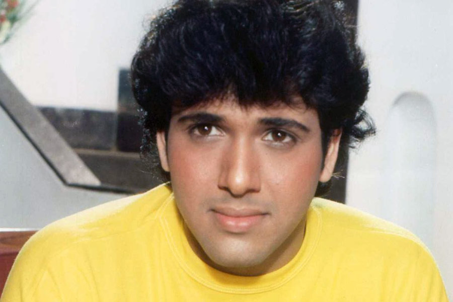 ২০০৪ সালে কংগ্রেসের প্রার্থী হিসাবে রাজনীতির পথে যাত্রা শুরু হয় গোবিন্দের। কিন্তু অভিনেতা হিসাবে সফল হলেও রাজনীতির মাঠে ছক্কা মারতে পারেননি তিনি।