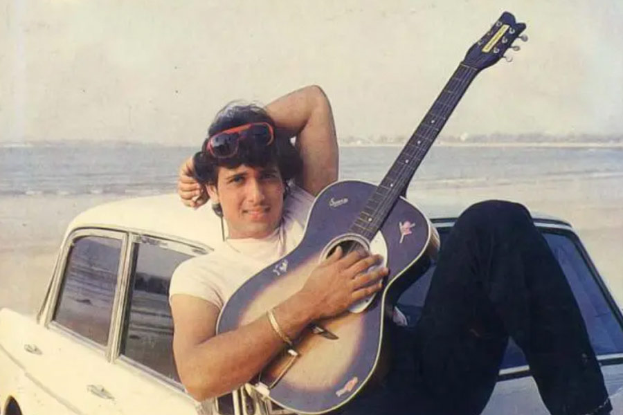 ভোটে জিতলেও সংসদে অধিবেশন চলাকালীন নাকি বেশির ভাগ সময়েই অনুপস্থিত থাকতেন গোবিন্দ। এমনকি রাজনীতির সঙ্গে তেমন সক্রিয় ভাবে যুক্তও থাকতেন না তিনি।