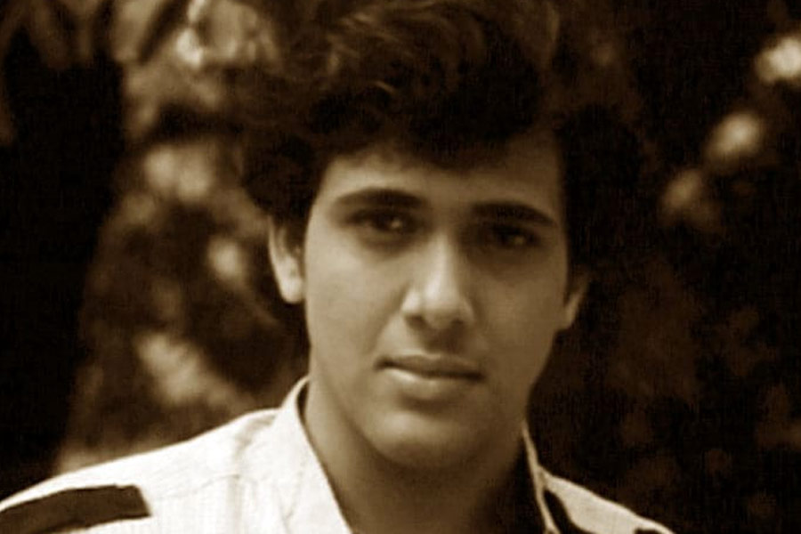 বলিপাড়ায় কানাঘুষো শোনা যেতে থাকে, রাজনীতির সঙ্গে যুক্ত থাকাকালীন নাকি হিন্দি ছবিতে কাজের জন্য ছবিনির্মাতাদের সঙ্গে যোগাযোগ করার চেষ্টা চালিয়ে যেতেন গোবিন্দ। তাঁর মনে হয়েছিল রাজনীতির জন্য কেরিয়ারে প্রভাব পড়ছে।