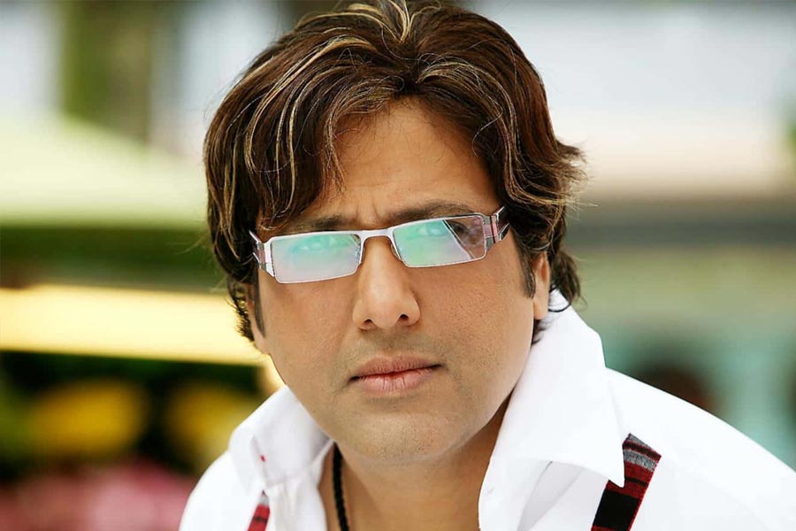 ২০০৪ সালে উত্তর মুম্বই কেন্দ্র থেকে কংগ্রেস প্রার্থী হিসাবে লড়েছিলেন গোবিন্দ। তা হলে কি ১৬ বছর পর আবার একই দলে ফিরে যাওয়ার সিদ্ধান্ত নিলেন তিনি?