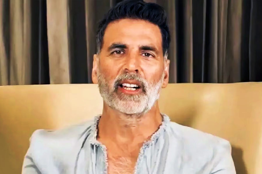 কানাঘুষো শোনা যায়, বলি অভিনেতা অক্ষয় কুমারকে নাকি শিবসেনার প্রার্থী করার চিন্তাভাবনা করা হয়েছিল। কিন্তু রাজনীতির সঙ্গে নিজেকে জুড়তে চান না বলে সেই প্রস্তাব নাকি ফিরিয়ে দিয়েছেন অভিনেতা।