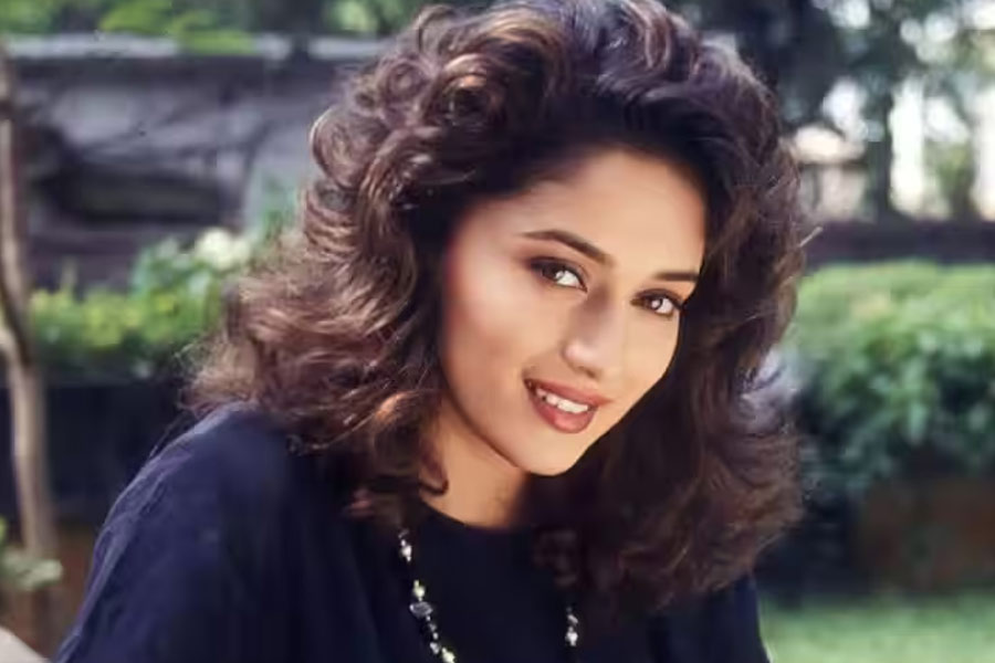 কানাঘুষো শোনা যায়, শুধু বলিপাড়ার ‘খিলাড়ি’ কেই নয়, মুম্বইয়ের উত্তর-পশ্চিম কেন্দ্র থেকে শিবসেনার তরফে নাকি বলি অভিনেত্রী মাধুরী দীক্ষিতকেও প্রার্থী হিসাবে দাঁড় করানোর চিন্তাভাবনা করা হয়েছিল।