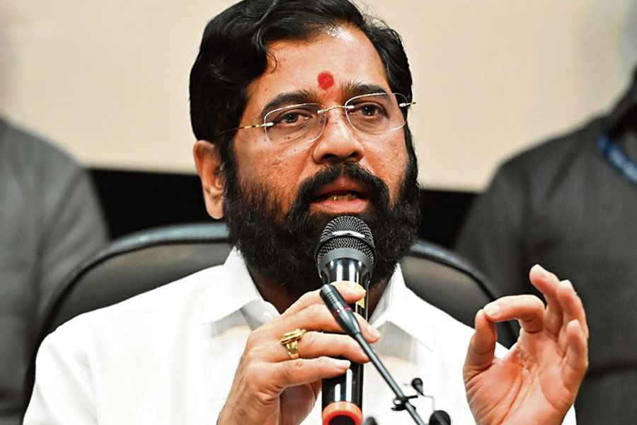 গোবিন্দের সঙ্গে একনাথ শিন্ডের সাক্ষাৎ হওয়ার পর থেকে জল্পনা তৈরি হয়েছে। বলিউডের ‘হিরো নম্বর ১’-এর কি রাজনৈতিক সন্ন্যাস জীবনের ইতি হল? তা হলে এ বার অভিনয় ছেড়ে পাকাপাকি ভাবে রাজনীতিতে নামবেন তিনি?