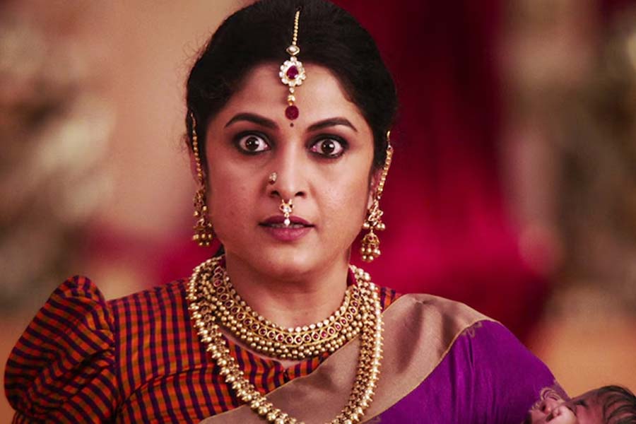 ‘বাহুবলী’ ফিল্ম সিরিজ়ে শিবগামীর চরিত্রে অভিনয় করেন দক্ষিণী অভিনেত্রী রাম্যা কৃষ্ণণ। তবে ওয়েব সিরিজ়ের চিত্রনাট্য শিবগামীর চরিত্র অবলম্বন করে তৈরি হলেও রাম্যাকে সেই চরিত্রে অভিনয়ের প্রস্তাব দেওয়া হয়নি।