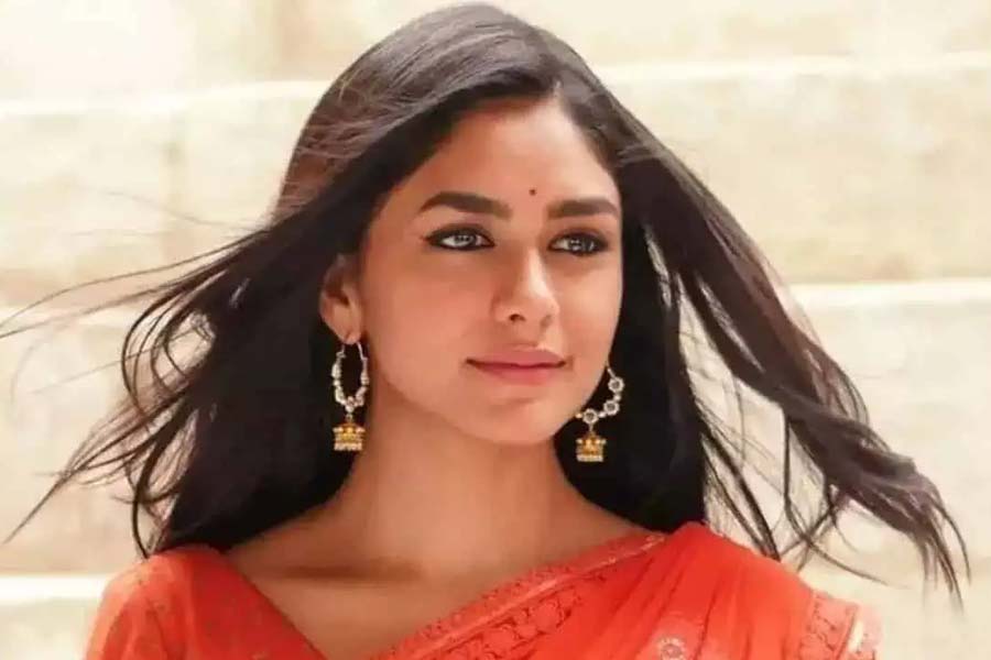 বলিপাড়া সূত্রে খবর, ওয়েব সিরিজ়ে শিবগামীর চরিত্রে অভিনয়ের কথা ছিল ম্রুণাল ঠাকুরের। তা ছাড়াও অতুল কুলকার্নি এবং বাঙালি অভিনেতা রাহুল বসুকে এই সিরিজ়ে মুখ্যচরিত্রে অভিনয় করতে দেখা যাওয়ার কথা।