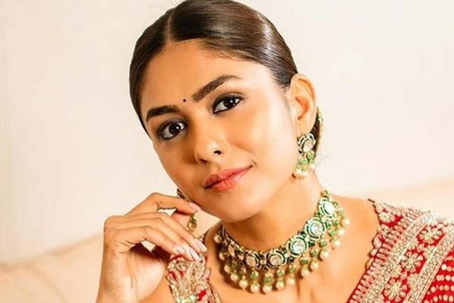 বলিপাড়ায় কানাঘুষো শোনা যায়, ২০১৮ সালের সেপ্টেম্বর মাসে ওয়েব সিরিজ়ের শুটিং শুরু হয়ে যায়। শুটিংয়ের শুরুতেই ১০০ কোটি টাকা খরচ করে ফেলেন সিরিজ় নির্মাতারা। কিন্তু মাঝপথে ম্রুণাল এই প্রজেক্ট থেকে নিজেকে সরিয়ে নেন। শুটিংও মাঝপথে বন্ধ হয়ে যায়।