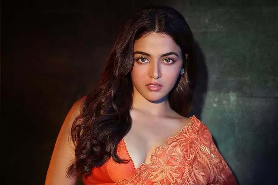 বলিপাড়া সূত্রে খবর, ম্রুণাল সরে গেলে শিবগামীর চরিত্রে অভিনয়ের প্রস্তাব দেওয়া হয় বলি অভিনেত্রী ওয়ামিকা গাব্বিকে। আবার নতুন করে শুটিং শুরু হয়। আরও ২০০ কোটি টাকা খরচ করেন সিরিজ়ের নির্মাতারা।