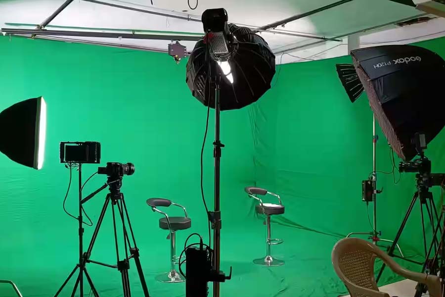 খরচের দিক থেকে ‘পাঠান’, ‘অ্যানিম্যাল’কে টেক্কা দিয়ে ফেলেছিল ‘বাহুবলী’ সিরিজ়। তবে দ্বিতীয় বার শুটিং শুরু করলেও তা থামিয়ে দিতে হয়।