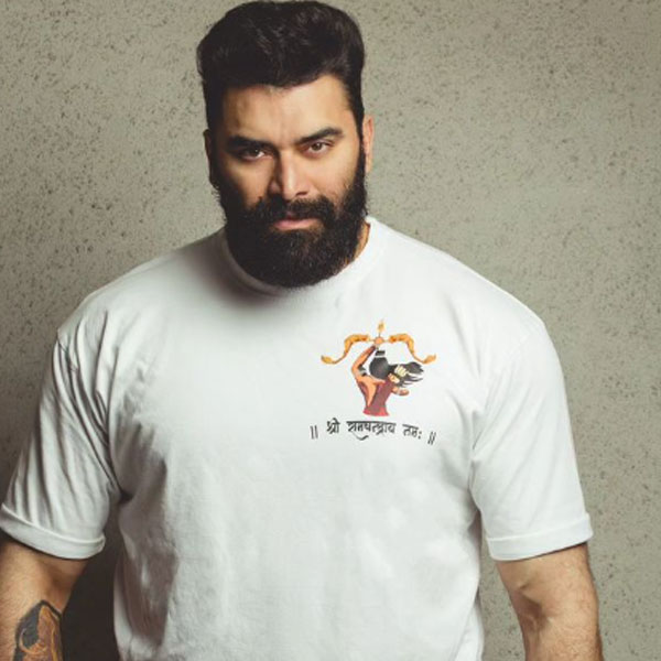 ১৯৮০ সালের ১৭ মার্চ মহারাষ্ট্রের মুম্বইয়ে জন্ম নিকিতিনের। বাবা হিন্দি ধারাবাহিকজগতের জনপ্রিয় তারকা। হিন্দি ছবিতেও কাজ করতে দেখা গিয়েছে নিকিতিনের বাবা পঙ্কজ ধীরকে। নিকিতিনের মা পেশায় কস্টিউম ডিজাইনার।