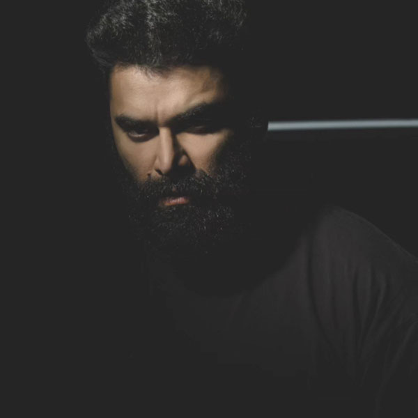 ২০০৮ সালে আশুতোষ গোয়ারিকরের পরিচালনায় ‘যোধা আকবর’ ছবিতে অভিনয়ের সুযোগ পান নিকিতিন। ঐশ্বর্যা রাই বচ্চন এবং হৃতিক রোশনের মতো বলি তারকাদের সঙ্গে কেরিয়ারের প্রথম ছবি। এই ছবিতে পার্শ্বচরিত্রে অভিনয় করতে দেখা যায় নিকিতিনকে।