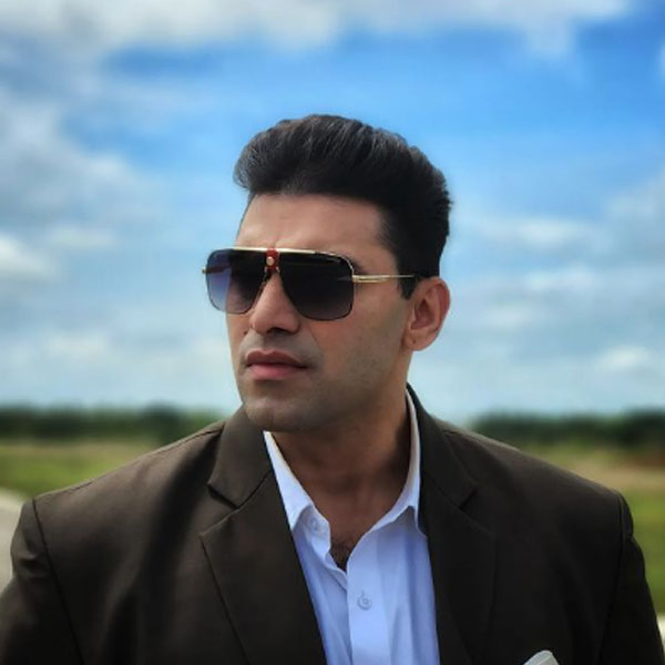 ২০১৪ সালের ৩ সেপ্টেম্বর ক্রাতিকা সেনগরের সঙ্গে সাত পাকে বাঁধা পড়েন নিকিতিন। ছোট পর্দার জনপ্রিয় অভিনেত্রী ক্রাতিকা। ‘কসৌটি জিন্দেগি কে’, ‘কয়া দিল মে হ্যায়’, ‘ঝাঁসি কি রানি’, ‘পুনর্বিবাহ’, ‘সার্ভিসওয়ালি বহু’, ‘কসম তেরি প্যার কি’ ধারাবাহিকে অভিনয় করেন ক্রাতিকা। পঙ্কজের পরিচালনায় ‘মাই ফাদার গডফাদার’ ছবিতেও অভিনয় করতে দেখা যায় ক্রাতিকাকে।