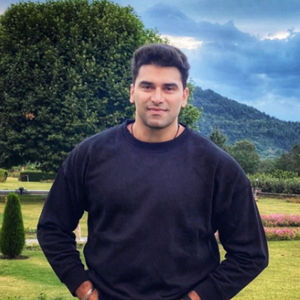 বড় পর্দার পাশাপাশি ছোট পর্দাতেও পা রেখেছেন নিকিতিন। ২০১১ সাল থেকে হিন্দি ধারাবাহিকে অভিনয় শুরু তাঁর। ‘নাগার্জুন— এক যোদ্ধা’, ‘নাগিন ৩’, ‘ইশকবাজ’-এর মতো একাধিক ধারাবাহিকে অভিনয় করেন তিনি।