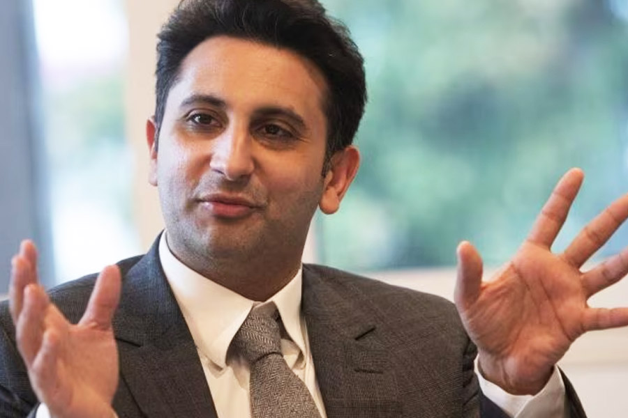 ২০১৫ সালের ঘটনা। সংস্থাকে বিশেষ বরাত দিয়ে মার্সিডিজ় বেঞ্জ এস ক্লাসের গাড়িকে ব্যাটমোবাইলে পরিণত করিয়েছিলেন আদর।