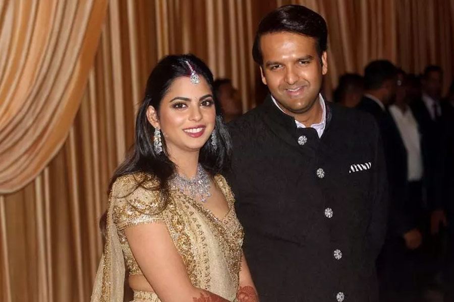 ২০১৮ সালে আনন্দ পিরামলের সঙ্গে বিয়ে হয় মুকেশ এবং নীতা অম্বানীর একমাত্র কন্যা ঈশার। আনন্দের বাবা অজয় পিরামল এবং মা স্বাতী পিরামল নবদম্পতিকে বিয়েতে একটি বাংলো উপহার দিয়েছিলেন।