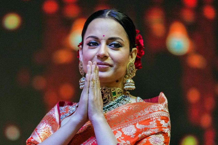 প্রার্থী হয়েই নিজের কেন্দ্রে প্রচারে নেমে পড়েছেন কঙ্গনা। দোলের দিন দলীয় কর্মীদের সঙ্গে রং খেলতে, শুভেচ্ছা বিনিময় করতেও দেখা গিয়েছে। তার আগে আবার বাগ্‌যুদ্ধে জড়িয়েছেন কংগ্রেস নেত্রী সুপ্রিয়া শ্রীনাথের সঙ্গে। 