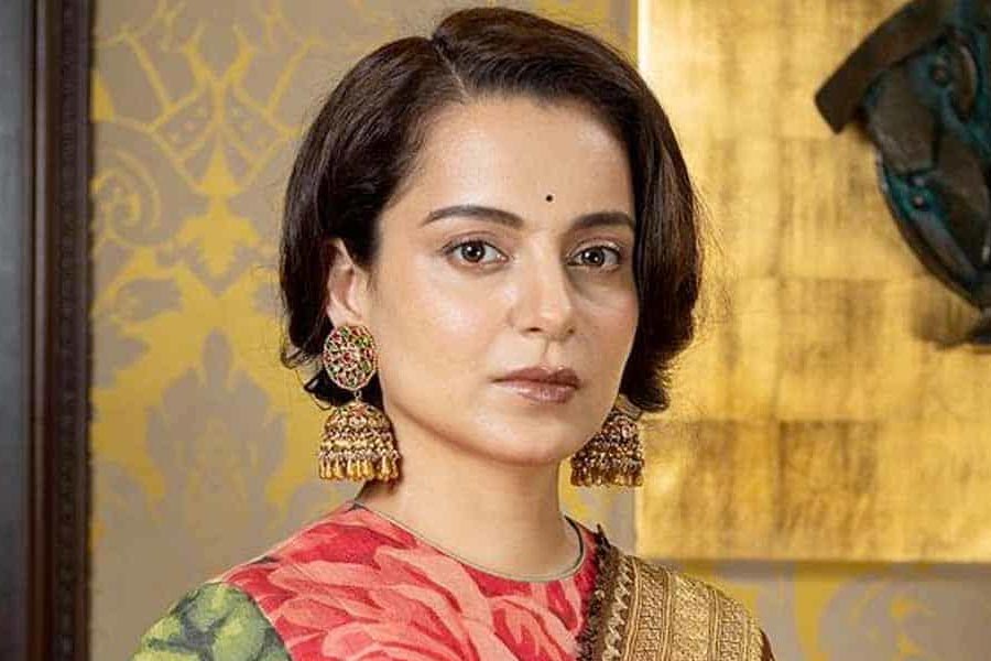  অভিযোগ, সুপ্রিয়া নিজের সমাজমাধ্যমের অ্যাকাউন্টে কঙ্গনাকে নিয়ে ‘অশ্লীল’ মন্তব্য করেছেন। সুপ্রিয়া দাবি করেছেন, তাঁর অ্যাকাউন্টে গিয়ে অন্য কেউ এ ধরনের পোস্ট দিয়েছেন। তিনি কোনও মহিলাকে অবমাননা করে এ ধরনের পোস্ট করতে পারেন না। কঙ্গনা এবং বিজেপি একহাত নিয়েছেন সুপ্রিয়াকে। কঙ্গনা সমাজমাধ্যমে লিখেছেন, বিভিন্ন চরিত্রে তিনি অভিনয় করেছেন। এমনকি ‘যৌনকর্মী’-র চরিত্রেও। তাঁদের অবমাননা বন্ধ করা উচিত।