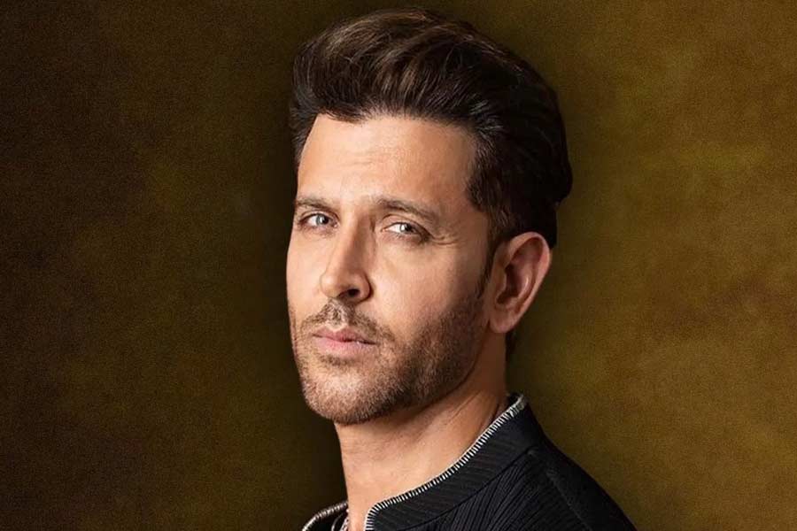 এই নিয়ে মুখ খোলেন হৃতিকও। টুইট করে জানান ‘‘আমার সঙ্গে এক মহিলার (আমি নিশ্চিত তিনি সুন্দরী) নাম জড়ানোর প্রাণপণ চেষ্টা চালাচ্ছে মিডিয়া। তার থেকে বরং আমার পোপের সঙ্গে সম্পর্কে জড়ানোর সম্ভাবনা অনেক বেশি ছিল। ধন্যবাদ, কিন্তু ধন্যবাদ নয়।’’ 