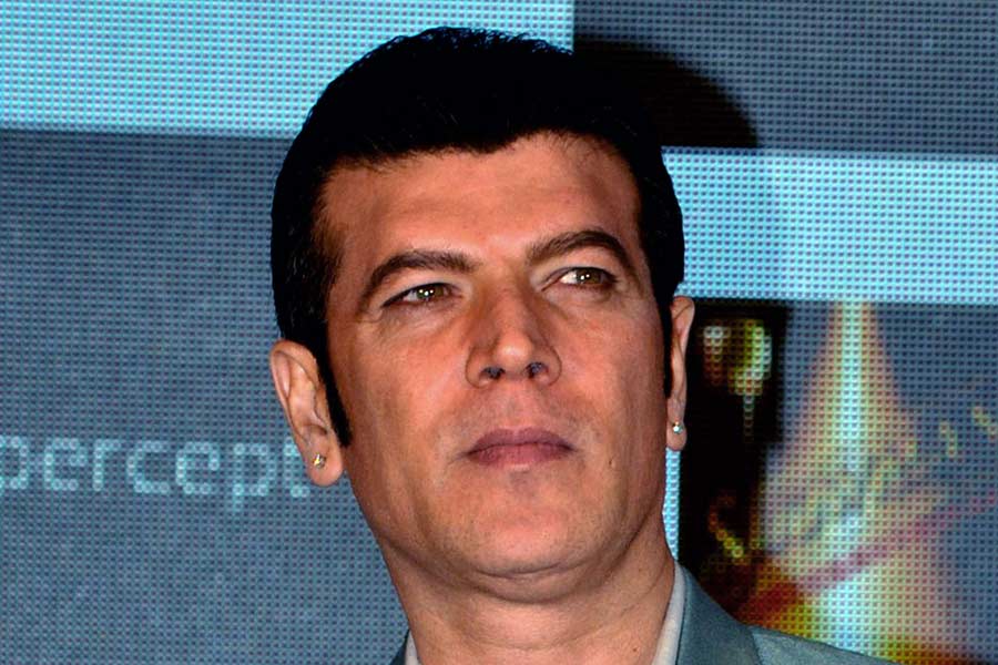 হৃতিকের বিরুদ্ধে একাধিক অভিযোগ তুলেছিলেন কঙ্গনা। জানিয়েছিলেন, তাঁর কেরিয়ার শেষ করে দিতে চেয়েছিলেন নায়ক। কানাঘুষো ছিল, আদিত্য পাঞ্চোলীর সঙ্গেও সম্পর্কে জড়িয়েছিলেন কঙ্গনা। পরে কঙ্গনা অভিযোগ করেছিলেন, আদিত্য তাঁকে হেনস্থা করেছিলেন। 