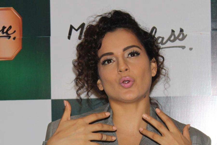 প্রথমে নাম প্রকাশ না করলেও পরে আদিত্যর দিকেই আঙুল তোলেন কঙ্গনা। এই নিয়ে তাঁর স্ত্রী জারিনার কাছে সাহায্য চেয়েও পাননি। পরে জারিনাও দাবি করেন, তাঁর স্বামীর সঙ্গে সাড়ে চার বছর ধরে ডেট করেছিলেন কঙ্গনা। 