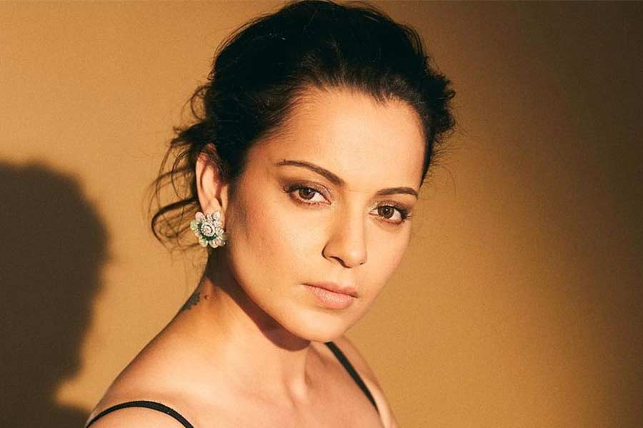 তিনি যে প্রধানমন্ত্রী মোদীর ভক্ত, তা বরাবরই বলে এসেছেন কঙ্গনা। পাশাপাশি বিরোধী নেতাদের সুযোগ পেলেই একহাতও নিয়েছেন। মহারাষ্ট্রের মুখ্যমন্ত্রী তখন উদ্ধব ঠাকরে। কঙ্গনা বলেছিলেন, মুম্বই পুলিশ ‘বলিউডের মাফিয়াদের মতো’। 