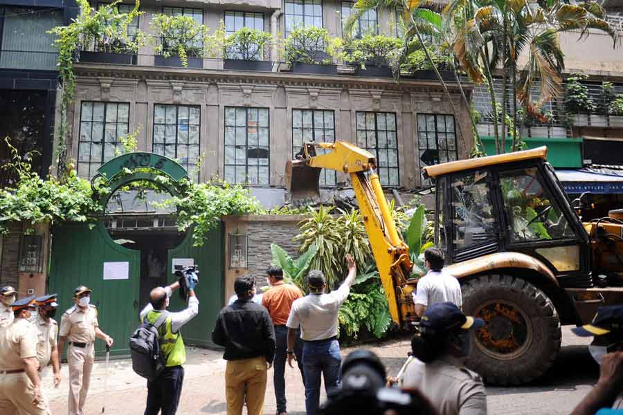 পাক অধিকৃত কাশ্মীরের সঙ্গে তুলনা করেছিলেন মুম্বইকে। উদ্ধবের বিরুদ্ধেও মুখ খুলেছিলেন। এর পরেই কঙ্গনার প্রযোজনা সংস্থার দফতরে যান পুরসভার আধিকারিকেরা। ‘বেআইনি নির্মাণ’-এর জন্য নোটিস দেন। পরে তাঁর দফতরের একাংশ ভাঙাও হয়। পরে বম্বে হাই কোর্ট পুরসভার পদক্ষেপে স্থগিতাদেশ দেয়।