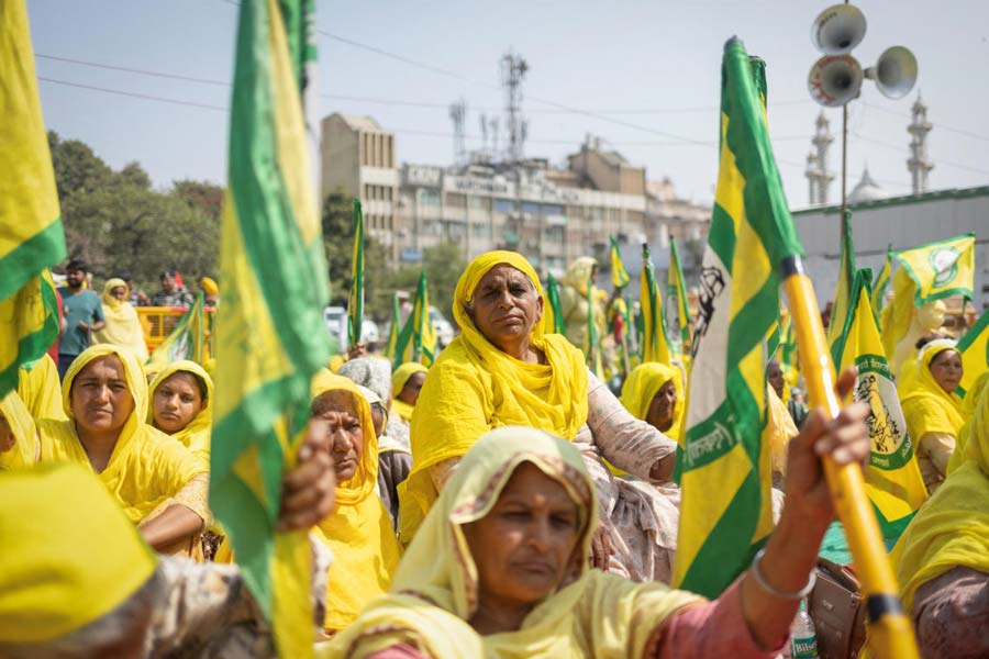 দিল্লিতে কৃষক আন্দোলন নিয়েও সমাজমাধ্যমে ক্ষোভ উগরে দিয়েছিলেন কঙ্গনা। শিখ কৃষকদের ‘খলিস্তানি জঙ্গি’-দের সঙ্গে তুলনা করেছিলেন। তাঁর বিরুদ্ধে এফআইআর দায়ের করেন শিখ সম্প্রদায়ের প্রতিনিধিরা। কঙ্গনা পাল্টা দাবি করেন, কৃষকেরা তার পর থেকে হুমকি দিচ্ছিলেন তাঁকে। এই নিয়ে থানায় এফআইআরও দায়ের করেছিলেন কঙ্গনা।