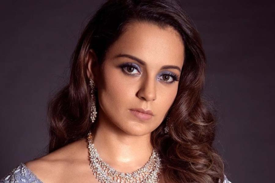 পরিচালক মহেশ ভট্টের দিকেও আঙুল তুলেছেন কঙ্গনা। অভিযোগ করেছিলেন, পরিচালক মানুষজনকে ‘হিংসায় প্ররোচনা’ দেন। তাঁর আসল নাম মহেশ নন, ‘আসলাম’ বলেও দাবি করেছিলেন। মহেশ-কন্যা আলিয়া ভট্ট, অভিনেত্রী তাপসী পন্নুকেও বিভিন্ন সময়ে একহাত নিয়েছেন।