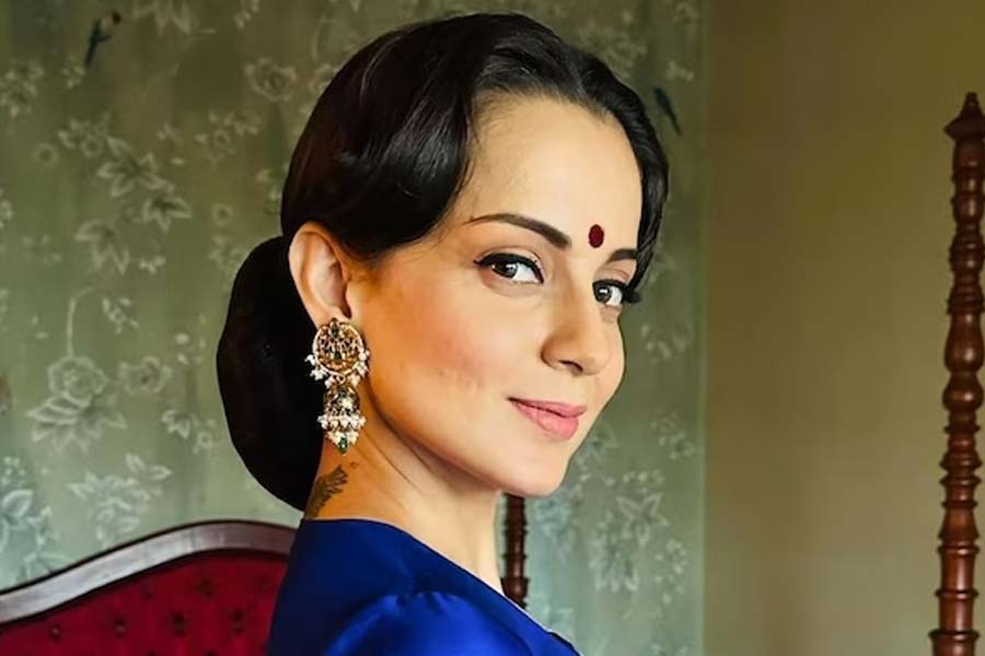 কুমন্তব্যের জন্য টুইটার (বর্তমানে এক্স) তাঁর প্রোফাইল নিষিদ্ধ করে দেয়। তাতেও দমেননি তিনি। বোন রঙ্গোলী তখন তাঁর হয়ে পোস্ট দিতে থাকেন। অভিযোগ ছিল, বোনের প্রোফাইল থেকে বকলমে পোস্ট দেন অভিনেত্রীই।