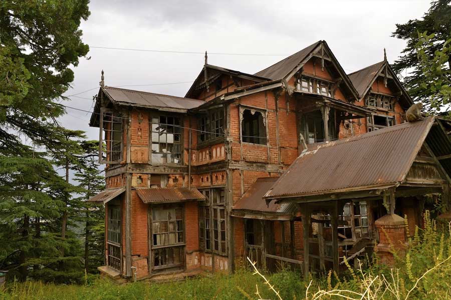 বছরের নির্দিষ্ট দিনে স্কুলের সামনে ঘুরে বেড়ায় মুণ্ডহীন অশ্বারোহীর ‘প্রেতাত্মা’। তার দেখা পেলে কখনও স্কুলের ছাত্রীরা নিরুদ্দেশ হয়ে যায়, কখনও বা মেলে তাদের মৃতদেহ। শৈলশহর শিমলার বুকে একটি স্কুলকে ঘিরে রয়েছে এমনই কিছু ‘ভৌতিক’ কাহিনি।