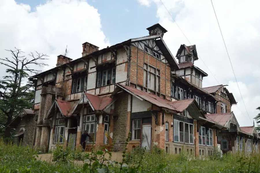 আবার যে ছাত্রীরা ‘প্রেতাত্মা’র কাছ থেকে ফুল নিয়ে নেয়, তাদের নিয়ে নাকি নিরুদ্দেশ হয়ে যায় মুণ্ডহীন ‘প্রেত’। আর কোনও দিন সেই ছাত্রীদের খোঁজ পাওয়া যায় না।