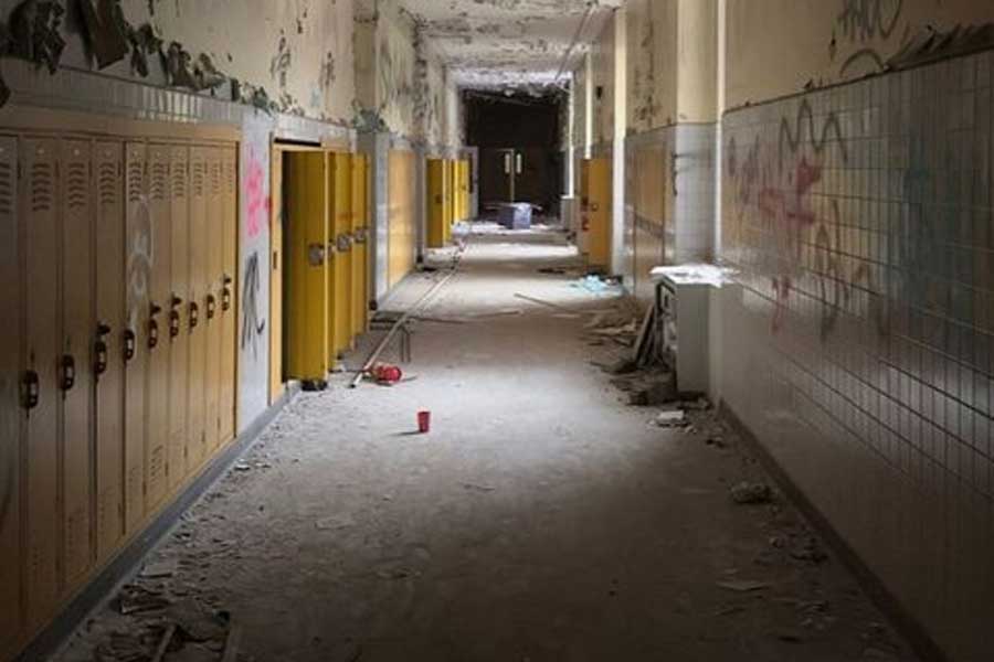 ক্যালেন্ডারের পাতায় শুক্রবার এবং ১৩ সংখ্যার তারিখ-বারের যুগলবন্দি নজরে পড়লেই সতর্ক হয়ে যায় স্কুলের ছাত্রীরা। সন্ধ্যার পর নাকি স্কুল চত্বরে হাঁটাচলাই বন্ধ করে দেয় তারা।