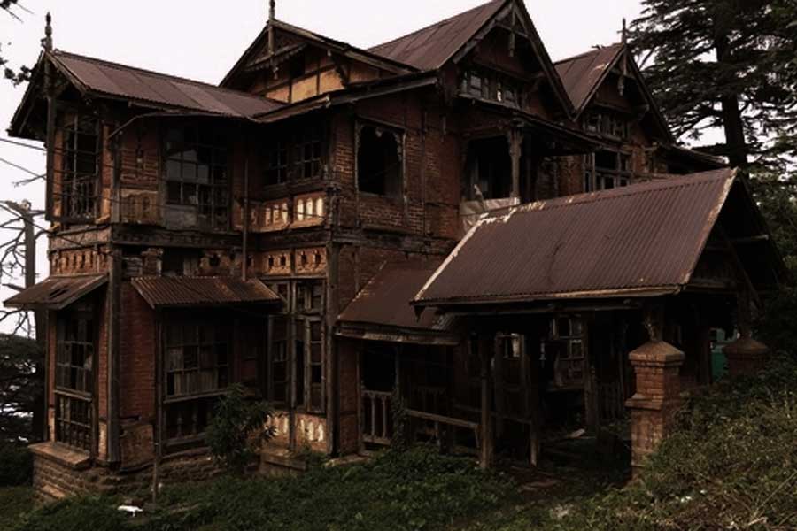 স্থানীয়দের অধিকাংশের দাবি, স্কুল চত্বর নাকি অভিশাপে ঘেরা। মাঝেমধ্যেই নাকি এক কিশোরীকে স্কুলের মাঠে ঘুরতে দেখা যায়। স্কুলের ছাত্রীদের কাছে তার হারিয়ে যাওয়া পুতুলের খোঁজ করে সে। তার পর নিমেষে ‘উধাও’ হয়ে যায়।