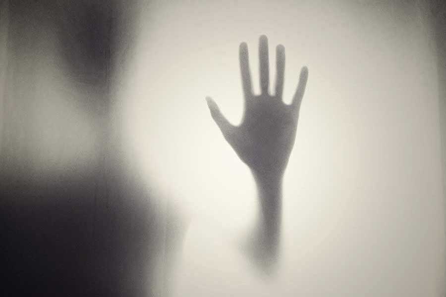 স্থানীয়দের মুখে শোনা যায়, স্কুলের খেলার মাঠ থেকে নাকি মাঝেমধ্যেই কান্নার শব্দ শোনা যায়। কিন্তু কাউকে দেখা যায় না।