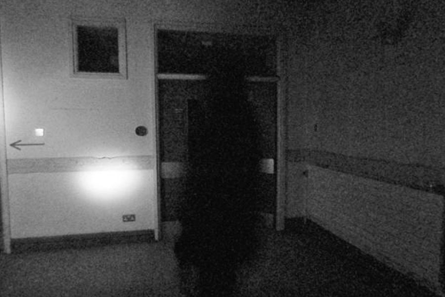 অট্টালিকায় থাকাকালীন নানা ধরনের কাহিনি কানে আসতে থাকে ভিক্টরদের। ভিক্টরদের আগে ওই অট্টালিকায় যিনি থাকতেন তিনি নাকি উপরের ঘর থেকে নানা রকম আওয়াজ শুনতে পেতেন। এক দিন বাইরে থেকে সেই ঘর বন্ধ করে দেন তিনি। পরের দিন সকালে উঠে দেখেন সেই ঘরের লন্ডভন্ড অবস্থা। অথচ ঘরের দরজা-জানলা সমস্তই আটকানো ছিল বলে দাবি করেছিলেন তিনি। এই ঘটনার পর আর এক মুহূর্তও সেখানে থাকেননি তিনি। অট্টালিকা ছেড়ে চলে যান।