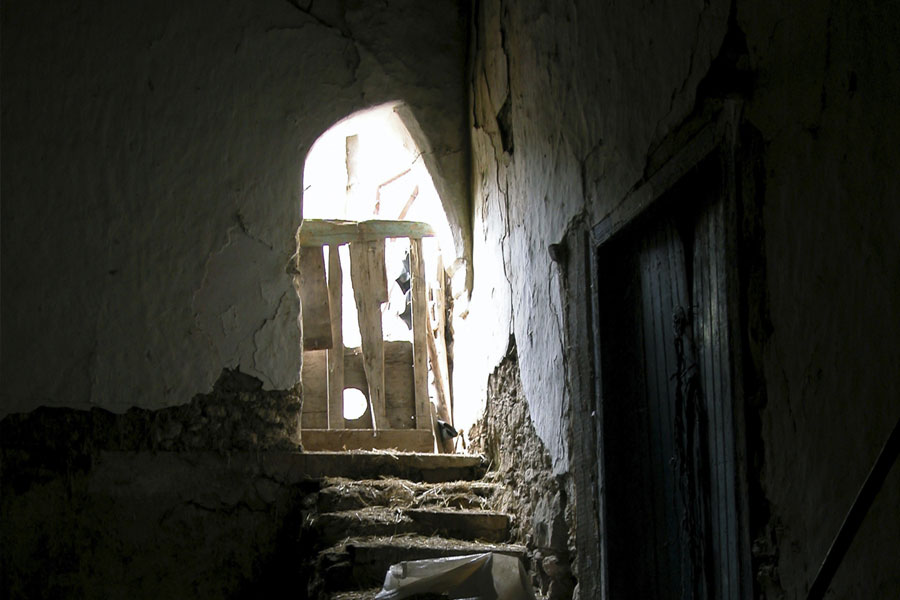 স্থানীয়দের একাংশের দাবি, ভিক্টর তাঁর স্ত্রীর সঙ্গে নৈশভোজ করতে বাইরে গিয়েছিলেন। বেইলি দম্পতির ফেরার অপেক্ষা করছিলেন তাঁদের পরিচারিকা। ঠিক সেই সময় ঘটে এক অদ্ভুত ঘটনা।