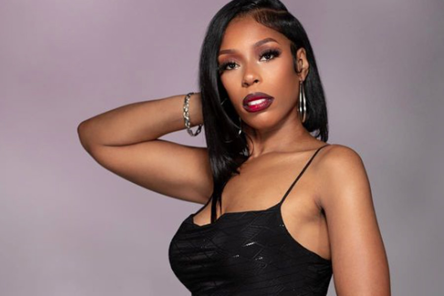 র‌্যাপ গাওয়ার ‘অপরাধে’ ডোমনিক ব্রাউন নামে ওই শিক্ষিকা বরখাস্ত হয়েছেন। 