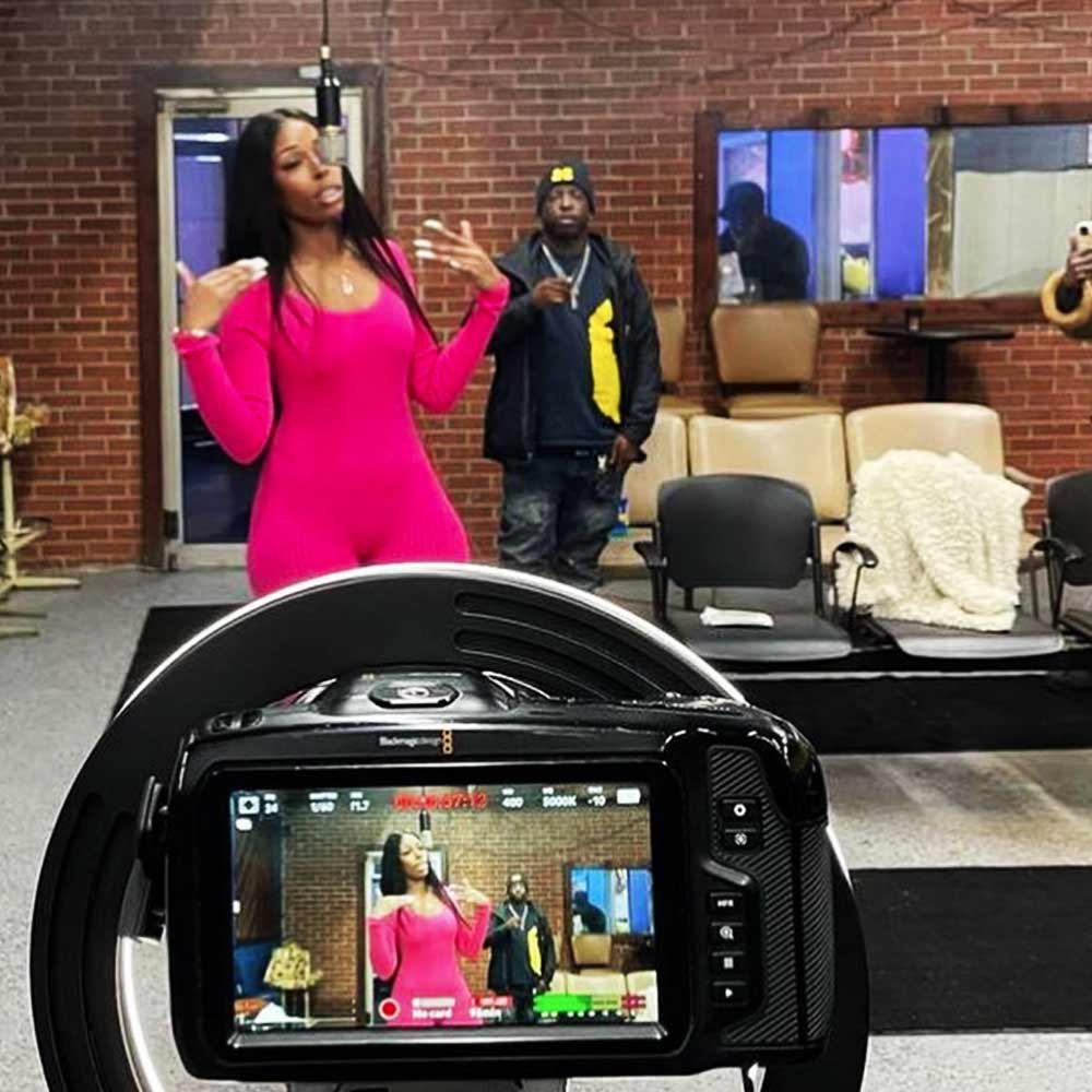 সম্প্রতি সমাজমাধ্যমে চাকরি খোয়ানোর কথা জানিয়েছেন ডোমনিক। জানিয়েছেন চাকরি হারানোর কারণও। তবে স্কুলের শেষ দিনে খ্যাতিও কুড়িয়েছেন ডোমনিক।