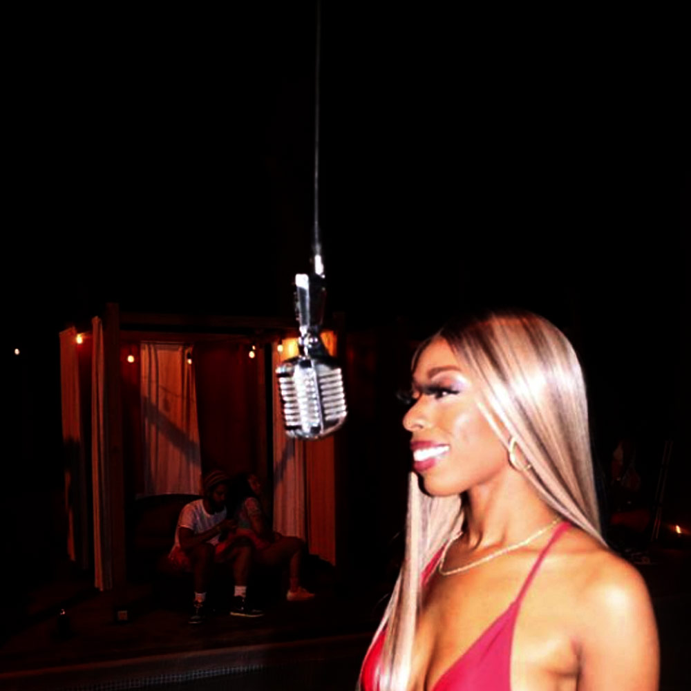 ডোমনিককে নিয়ে তাঁর স্কুলে বিতর্ক শুরু হয়েছিল গত বছর। তাঁকে নিয়ে কয়েক মাস ধরে স্কুল কর্তৃপক্ষের মধ্যে বৈঠকও হয়। 