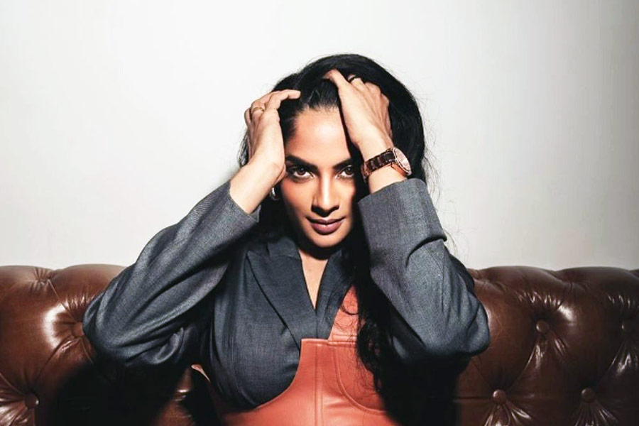 ১৮ বছর বয়সে ভিডিয়ো জকি হিসাবে কাজ করতে শুরু করেন শ্রেয়া। তার পাশাপাশি একাধিক গানের অনুষ্ঠানের সঞ্চালনাও করতেন তিনি। ধীরে ধীরে জকি হিসাবে জনপ্রিয় হয়ে ওঠেন।