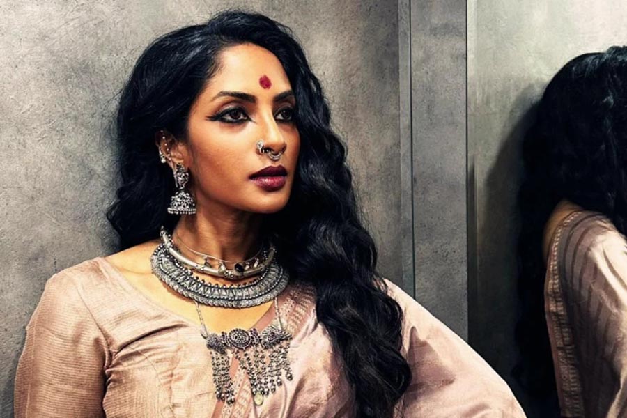 এই সময়ে একটি তেলুগু ছবিতে অভিনয়ের প্রস্তাব পান শ্রেয়া। অভিনয়ে নামার ইচ্ছা থাকলেও আপত্তি জানান তাঁর বাবা। এক সাক্ষাৎকারে অভিনেত্রী জানিয়েছিলেন, তাঁর বাবা যখন ঘুমিয়ে ছিলেন, তখন ছবির প্রস্তাব গ্রহণ করে সইসাবুদ সেরে ফেলেন তিনি। পরে তাঁর বাবা জানতে পারলে শ্রেয়ার উপর রেগে যান।