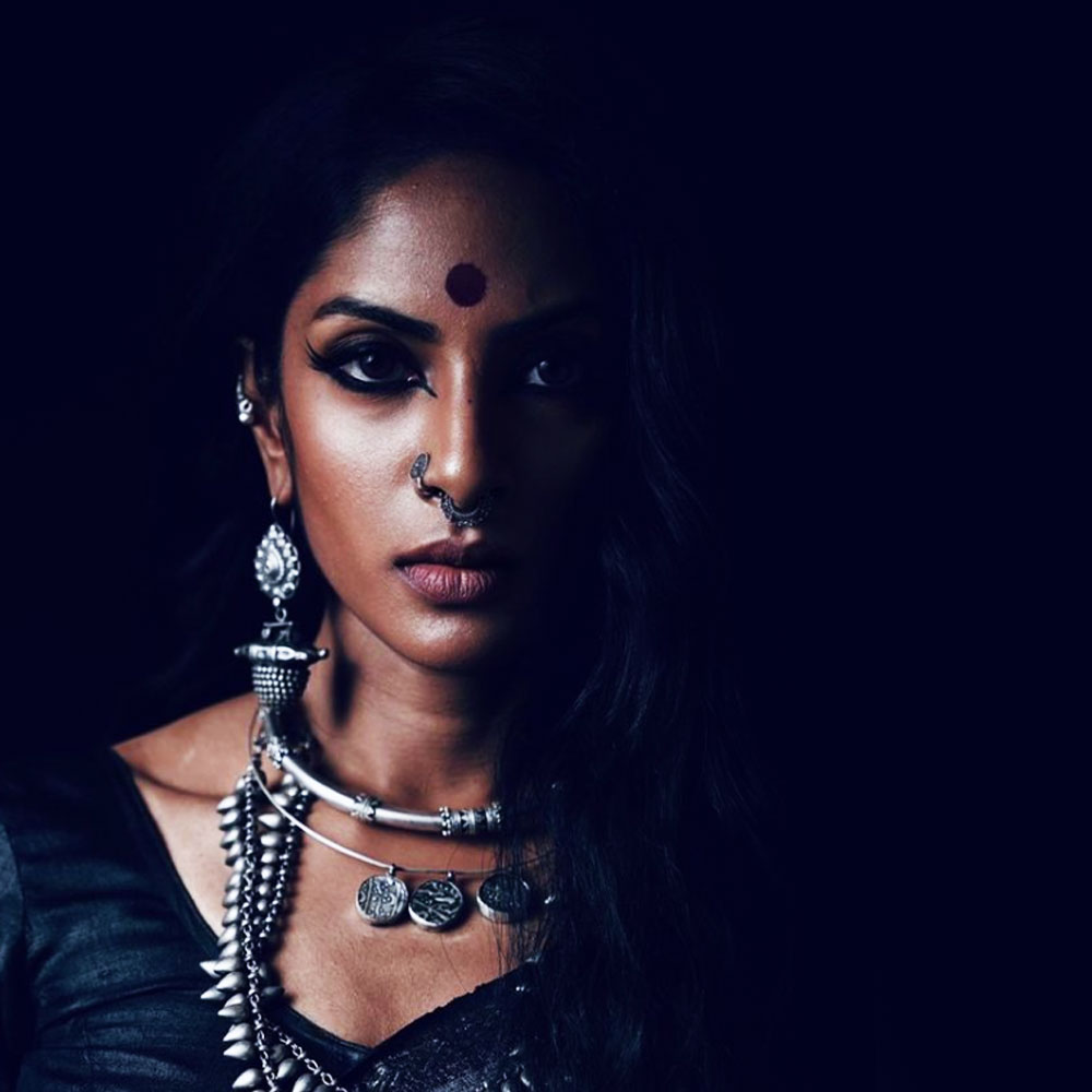 ২০০৪ সালে ‘১৯ রিভোলিউশন্‌স’ নামে একটি ইংরেজি ছবিতে অভিনয় করতে দেখা যায় শ্রেয়াকে। তার পর একের পর এক তামিল, তেলুগু এবং মালয়ালম ছবিতে অভিনয়ের সুযোগ পান তিনি।