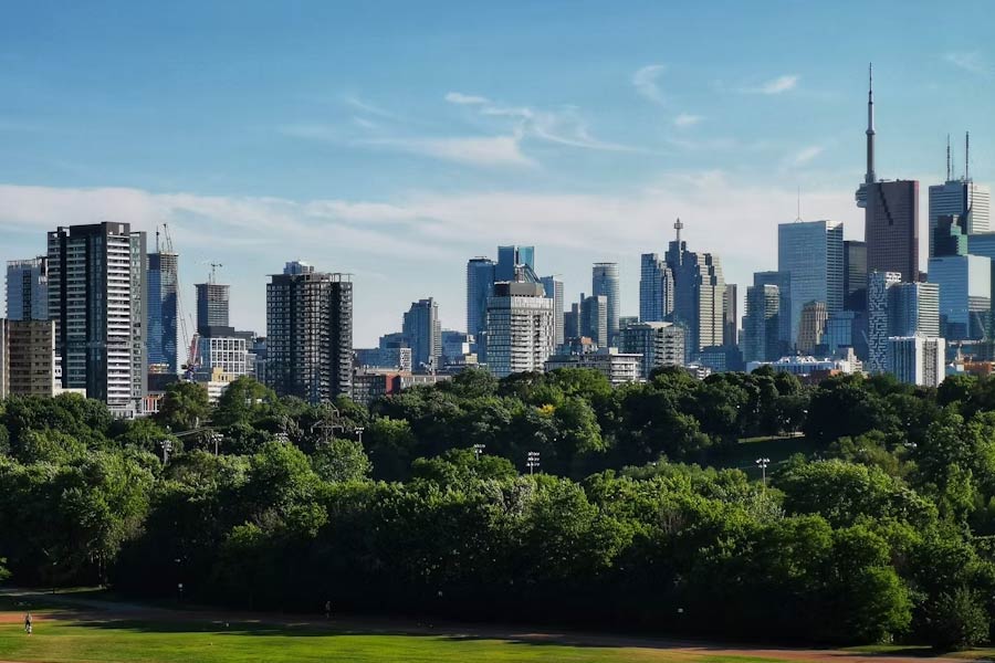 প্রশাসনের দাবি, সাধারণ মানুষকে তাঁদের সম্পত্তি লাগোয়া জমি ইট-সিমেন্ট দিয়ে বাঁধানোর পরিবর্তে গাছপালা লাগাতে উৎসাহিত করার জন্যই এই পদক্ষেপ করা হয়েছে।