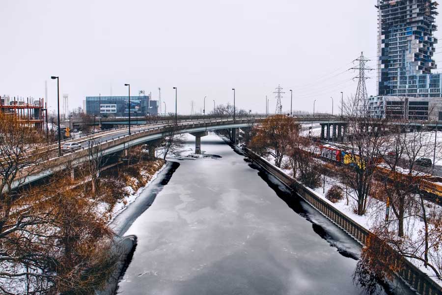 সেখানে আরও লেখা রয়েছে, ‘‘টরন্টোর মতো শহরের প্রতিটি বাড়িতে কংক্রিটের অপ্রয়োজনীয় কাঠামো রয়েছে। অত্যধিক বৃষ্টি এবং তুষারগলা জল মাটিতে না গেলে শহরের জল নিষ্কাশন ব্যবস্থায় ব্যাঘাত ঘটতে পারে। যার ফলে বন্যা দেখা দিতে পারে। পাশাপাশি তা টরন্টোর নদী, জলাশয় এবং অন্টারিও হ্রদের উপরিভাগের জলের গুণমানকে প্রভাবিত করতে পারে।’’